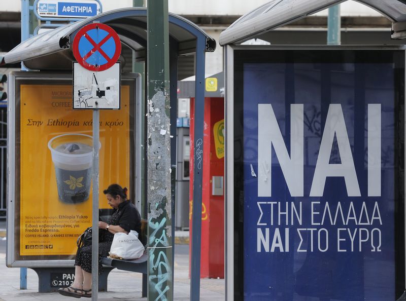© Reuters. Encuesta sobre referéndum griego muestra apoyo del 44,8% al 