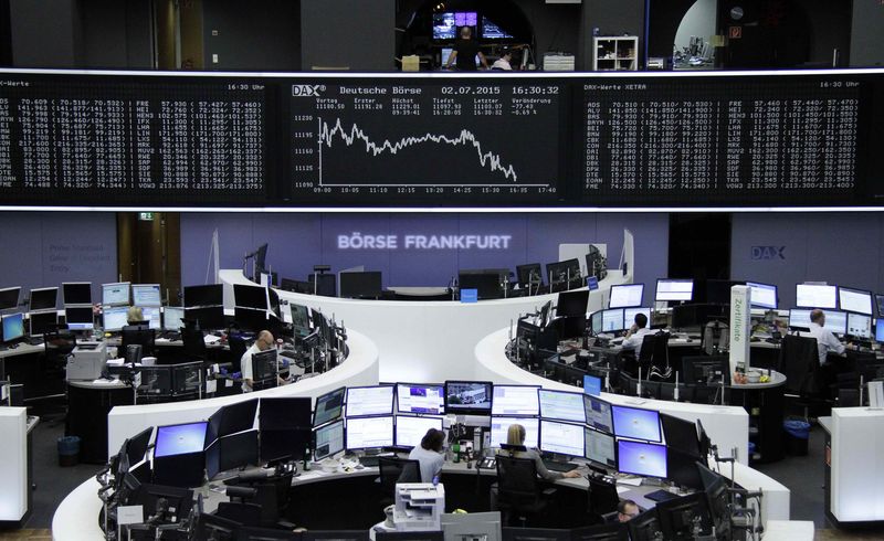 © Reuters. Traders are pictured at their desks in front of the DAX board at the Frankfurt stock exchange