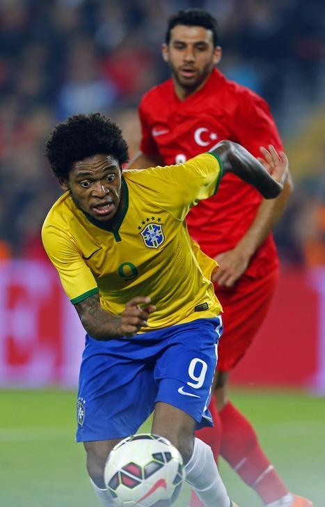 © Reuters. El Milan incorpora al brasileño Luiz Adriano desde el Shakhtar