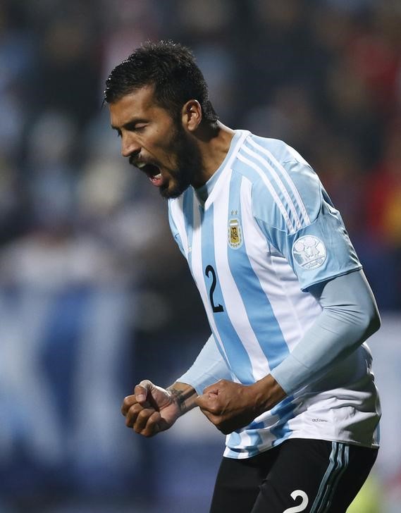 © Reuters. Garay entrena en Argentina, entrenador aún no anuncia el equipo para final