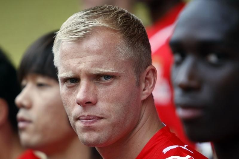 © Reuters. Gudjohnsen poses with team-mates Park and Sagbo during the official team photog in Monaco