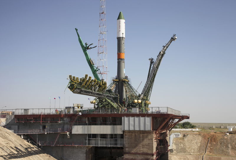 © Reuters. The Russian Progress-M spacecraft is set on its launch pad at Baikonur cosmodrome, Kazakhstan