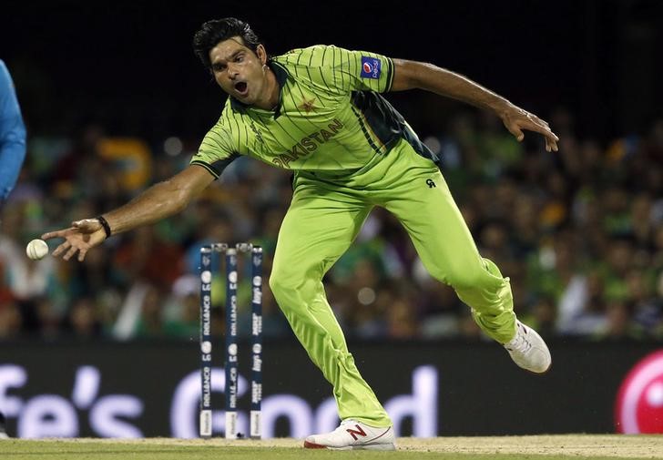 © Reuters. Pakistan's Mohammad Irfan stretches to field a ball during the Cricket World Cup match against Zimbabwe at the Gabba in Brisbane