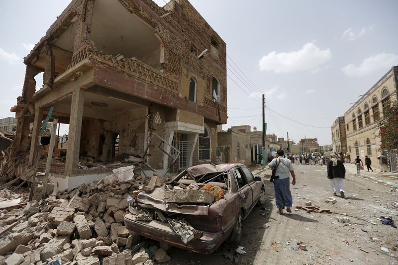 © Reuters. طائرات التحالف تقصف العاصمة اليمنية وأنباء عن مقتل ستة
