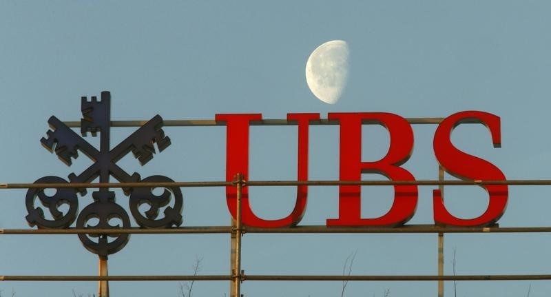 © Reuters. Waning moon is seen behind a logo of Swiss bank UBS in Zurich