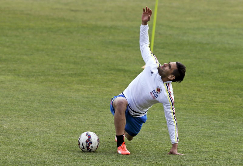 © Reuters. Colombia's captain Radamel Falcao Garcia stretches during a training session in Santiago