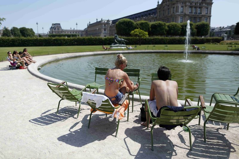 © Reuters. Turistas no centro de Paris 