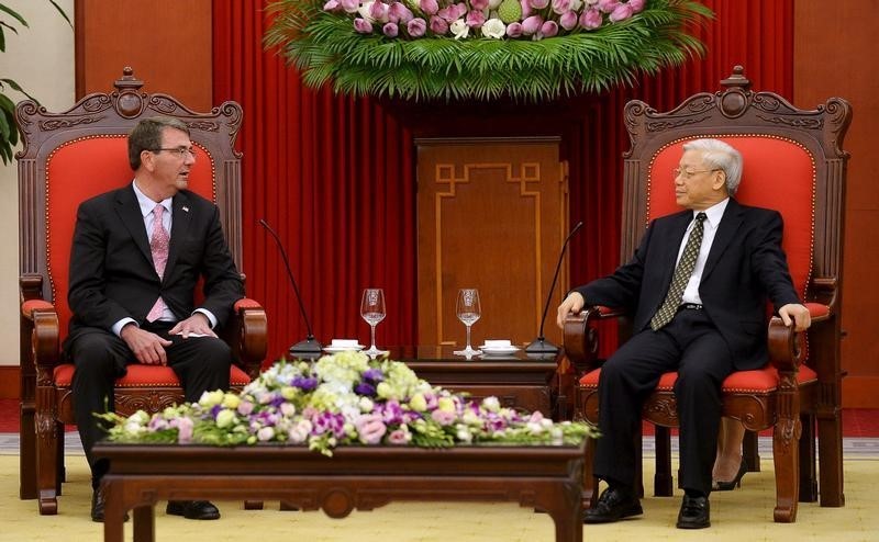 © Reuters. U.S. Secretary of Defense Ash Carter and Vietnam's Communist Party General Secretary Nguyen Phu Trong talk at the party's headquarters in Hanoi