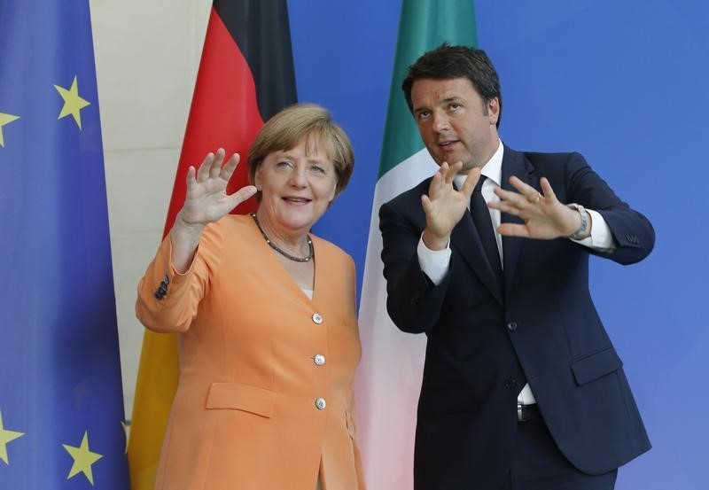 © Reuters. German Chancelor Merkel and Italy's Prime Minister Renzi gesture after joint news conference at the Chancellery in Berlin 