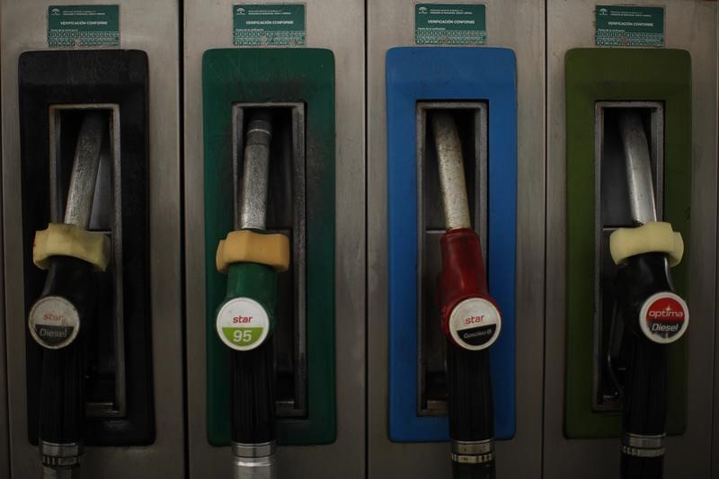 © Reuters. Fuel pumps are seen at a Cepsa Petroleum petrol station in Cuevas del Becerro