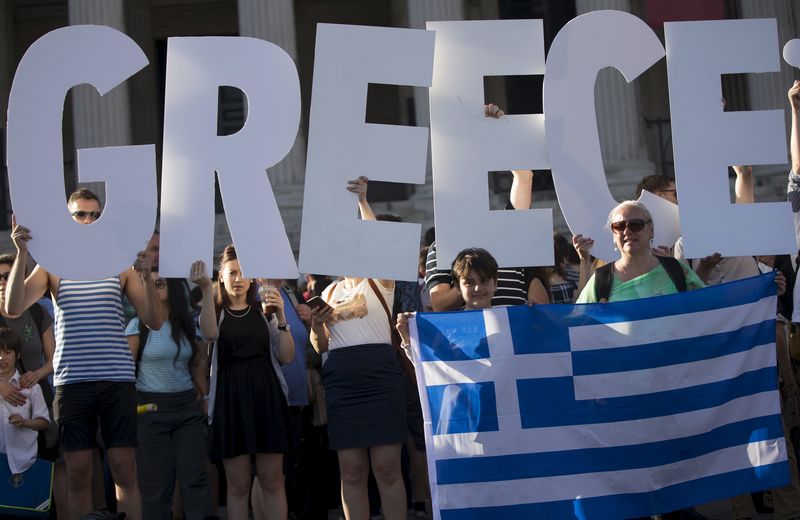 © Reuters. Los griegos se topan fuera con el mensaje "la operación no se puede realizar"
