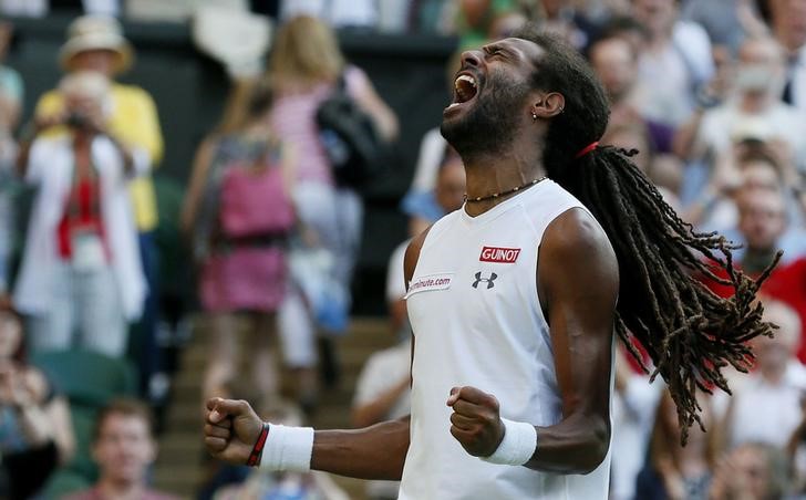 © Reuters. Tenista alemão Dustin Brown comemora vitória sobre tenista espanhol Rafael Nadal em Wimbledon