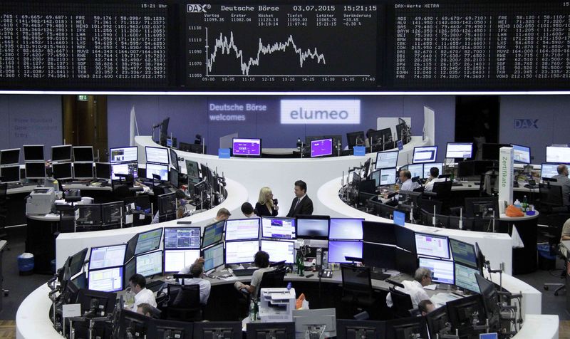 © Reuters. Las bolsas europeas sufren su peor caída semanal en el año, golpeadas por crisis griega