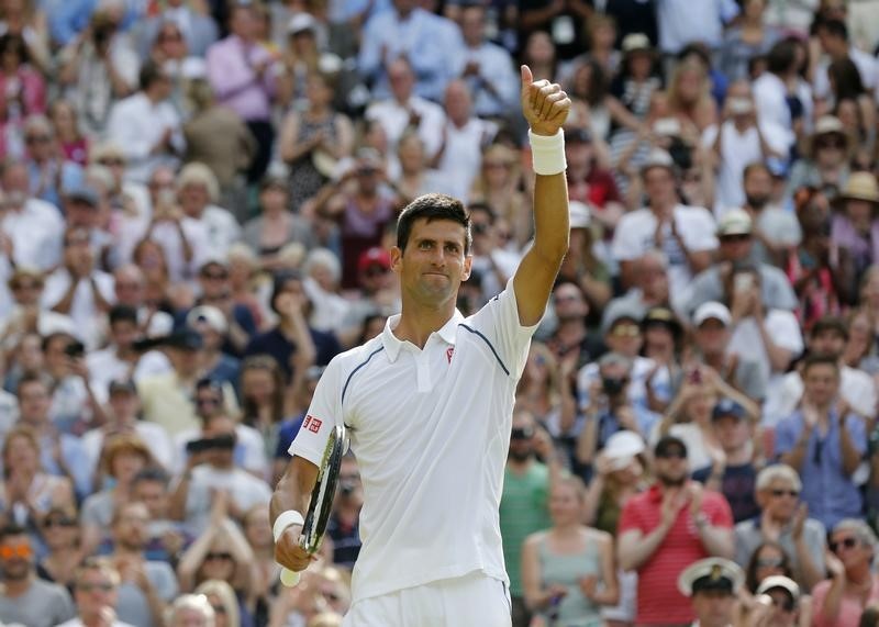 © Reuters. Djokovic vence a Tomic y continúa su sólido avance en Wimbledon, cae Verdasco