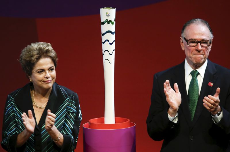 © Reuters. Presidente Dilma Rousseff e presidente do comitê Rio 2016, Carlos Arthut Nuzman, ao lado da tocha dos Jogos