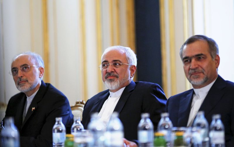 © Reuters. Iranian Foreign Minister Zarif, Head of the Iranian Atomic Energy Organization Salehi and Fereydoon, brother and close aide to President Hassan Rouhani meet with U.S. Secretary of State Kerry in Vienna