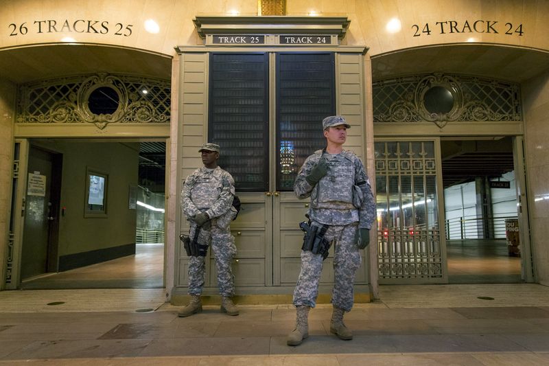 © Reuters. Membros do Exército fazem segurança de terminal em Nova York