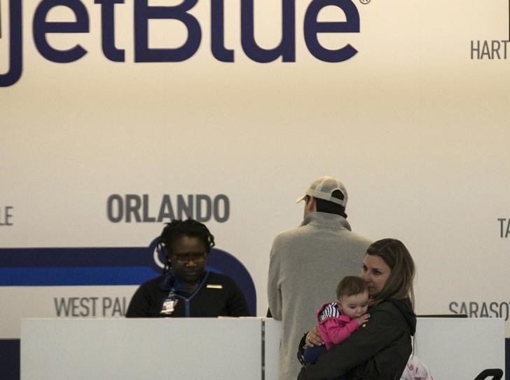 © Reuters. Clientes da Jet Blue no  aeroporto JFK em Nova York