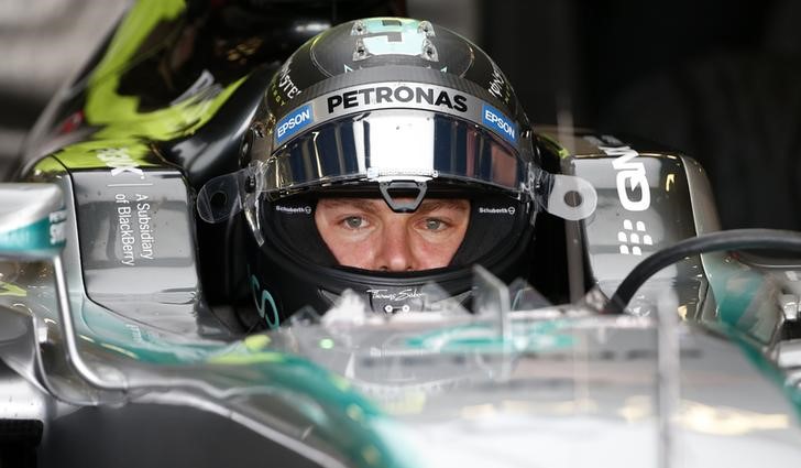 © Reuters. Piloto da Mercedes, o alemão Nico Rosberg, durante treino livre em Silverstone