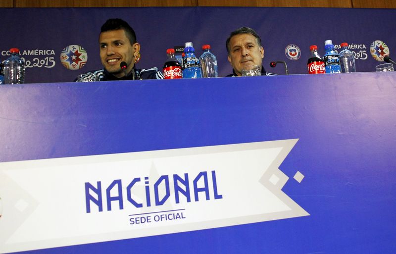 © Reuters. Jogador Sergio Aguero (esquerda) e técnico Gerardo Martino, da Argentina