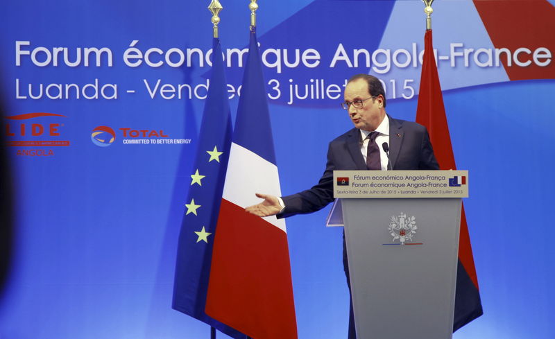 © Reuters. French President Francois Hollande addresses the Forum Economique Angola-France in Angola's capital Luanda