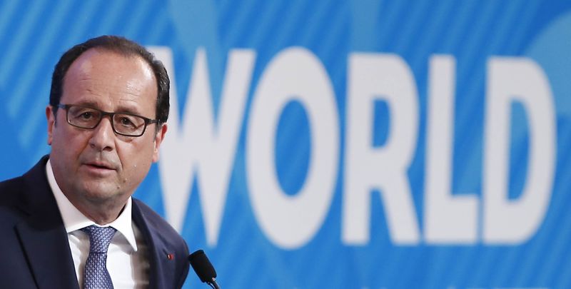 © Reuters. French President Francois Hollande delivers a speech during the World Summit Climate and Territories in Lyon