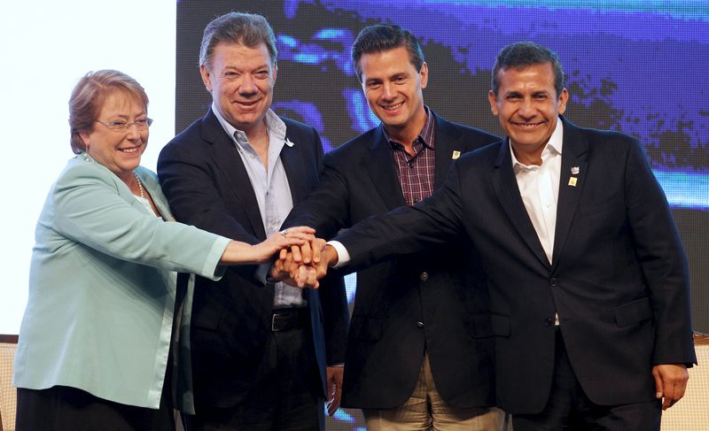 © Reuters. Foto oficial da cúpula da Aliança do Pacífico