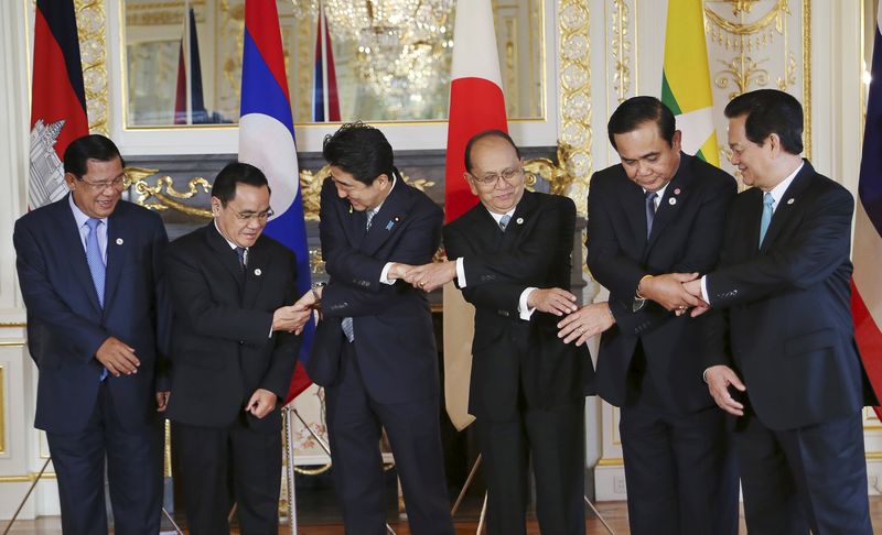 © Reuters. Cambodia's PM Hun Sen, Laos' PM Thongsing Thammavong, Japan's PM Shinzo Abe, Myanmar President Thein Sein, Thailand's PM Prayuth Chan-ocha and Vietnam's PM Nguyen Tan Dung take a group picture at the 7th Mekong-Japan Summit in Tok