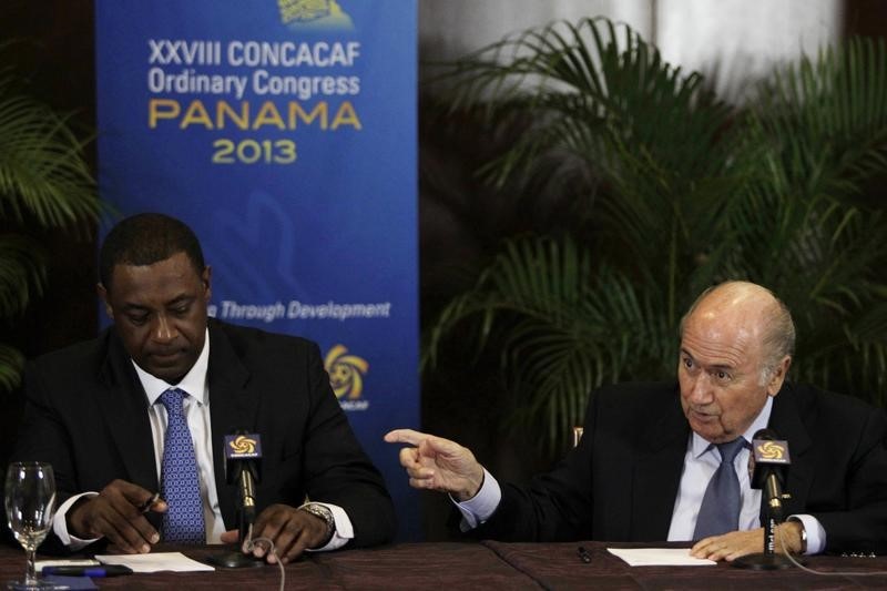 © Reuters. FIFA President Joseph "Sepp" Blatter gestures next to CONCACAF President Jeffrey Webb during a news conference at the CONCACAF congress in Panama City
