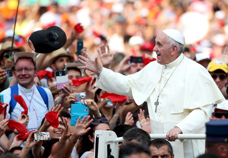 © Reuters. La Iglesia Católica no debería tener "líderes de por vida", dice el Papa Francisco 