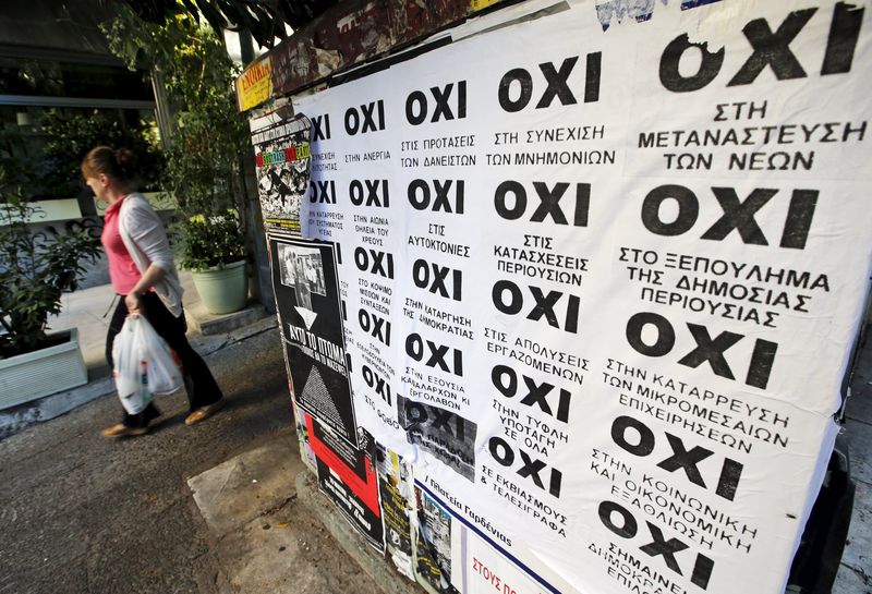 © Reuters. Grecia se acerca a un referéndum crucial profundamente dividida