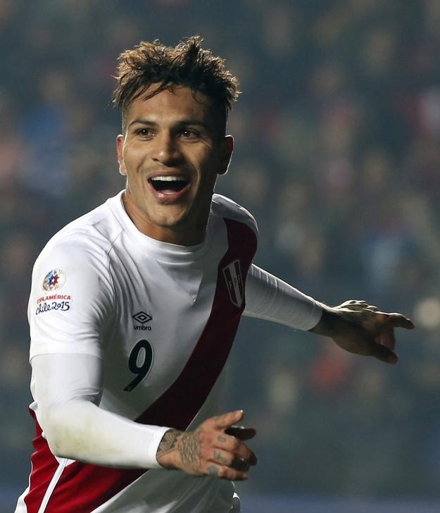 © Reuters. Peru's Paolo Guerrero celebrates after scoring against Paraguay during their Copa America 2015 third-place soccer match at Estadio Municipal Alcaldesa Ester Roa Rebolledo in Concepcion