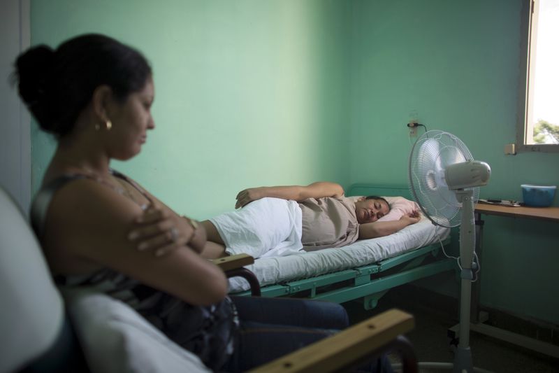 © Reuters. Cuba, primer país del mundo en eliminar la transmisión del VIH de madre a hijo