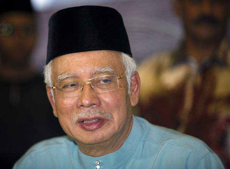 © Reuters. Malaysia's Prime Minister Najib Razak arrives to break fast at Saujana Menteri Besar in Malaysia's southern state of Johor  