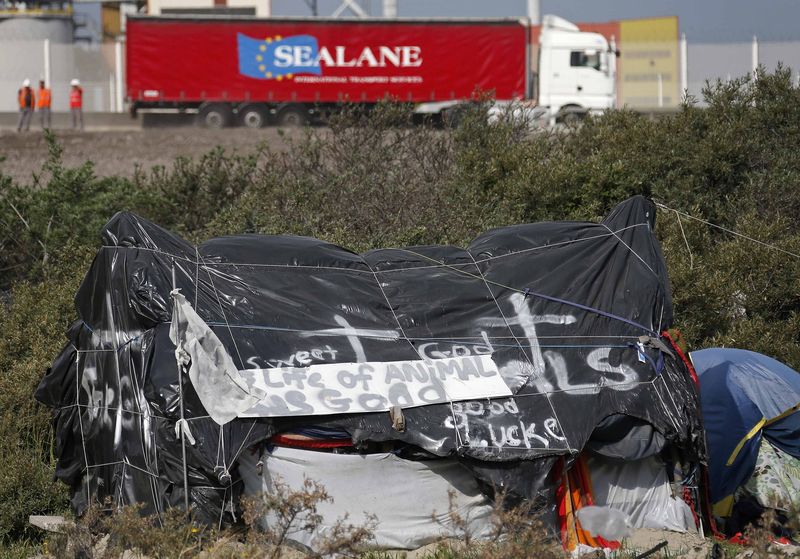 © Reuters. Los inmigrantes interrumpen servicios de transporte a través del Eurotúnel