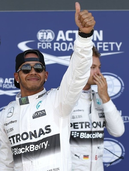 © Reuters. Hamilton logra la pole en el Gran Premio de Gran Bretaña