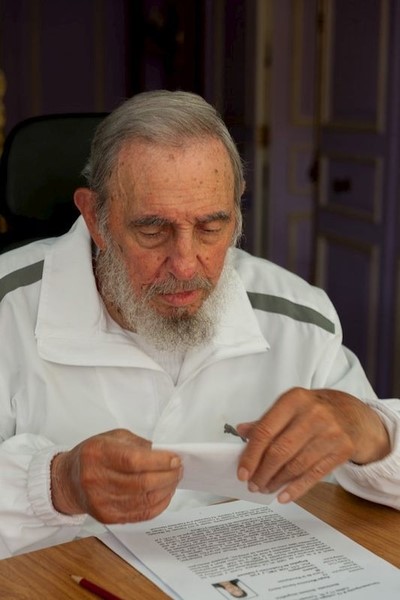 © Reuters. Fidel Castro visita una fábrica de quesos en una inusual aparición pública
