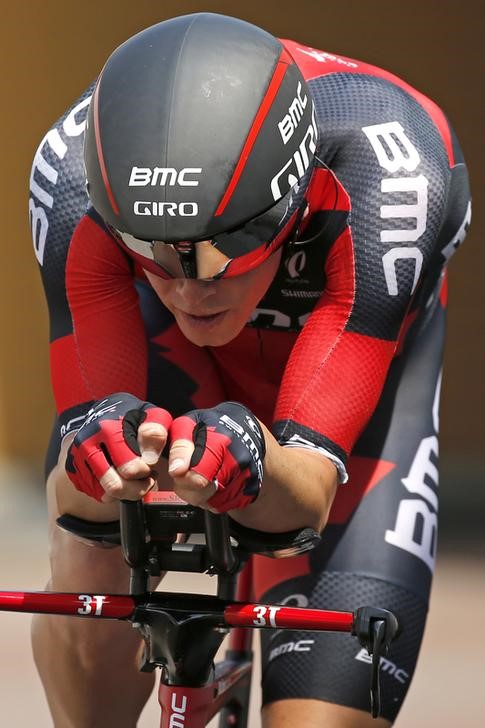 © Reuters. Dennis gana la primera etapa del Tour y se viste de amarillo