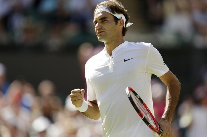 © Reuters. Federer esquiva los misiles de Groth para avanzar a octavos de final en Wimbledon