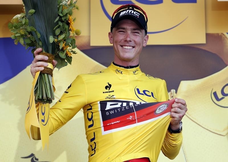 © Reuters. BMC Racing rider Dennis of Australia wears the race leader's yellow jersey after wining the first stage of the Tour de France 
