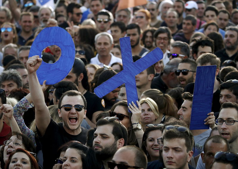 © Reuters. وزير يوناني يقول إن أوروبا لن تسمح بانهيار اليونان