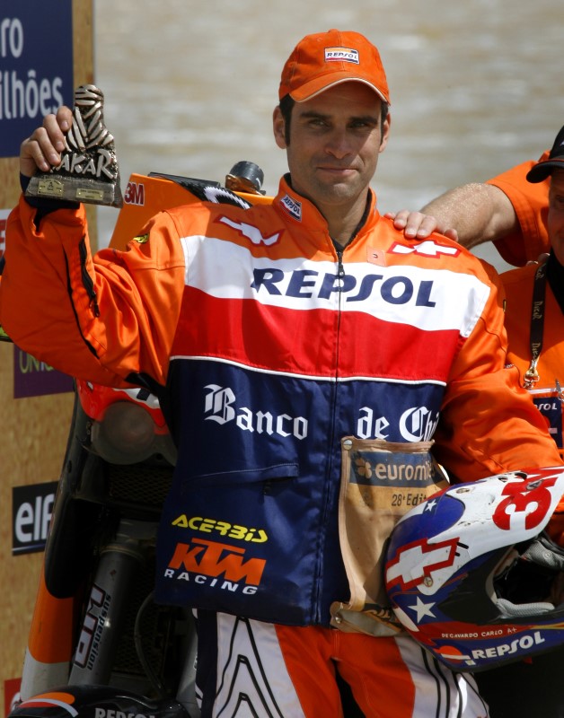 © Reuters. En la imagen de archivo, Carlo de Gavardo sostiene su trofeo tras obtener el quinto lugar en el rally de Dakar