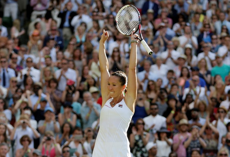© Reuters. La tenista serbia Jelena Jankovic celebra tras ganar su partido contra la checa Petra Kvitova en Wimbledon