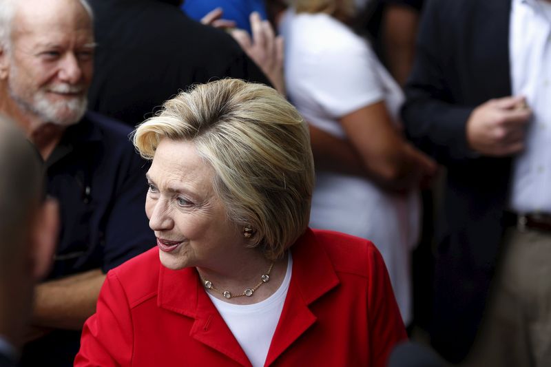 © Reuters. Former United States Secretary of State and Democratic candidate for president Hillary Clinton greets supporters during a campaign event in Glen