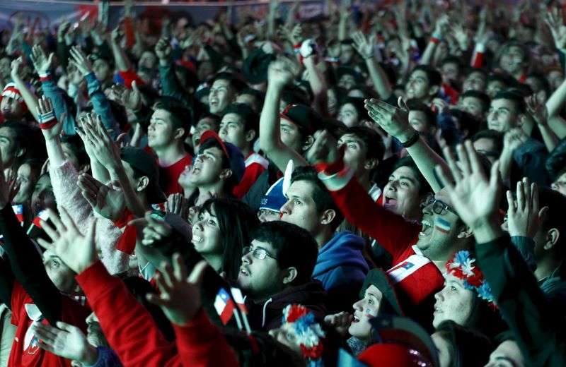 © Reuters. Chilean soccer fans watch the Copa America 2015 final soccer match between Chile and Argentina at a fan fest in Santiago