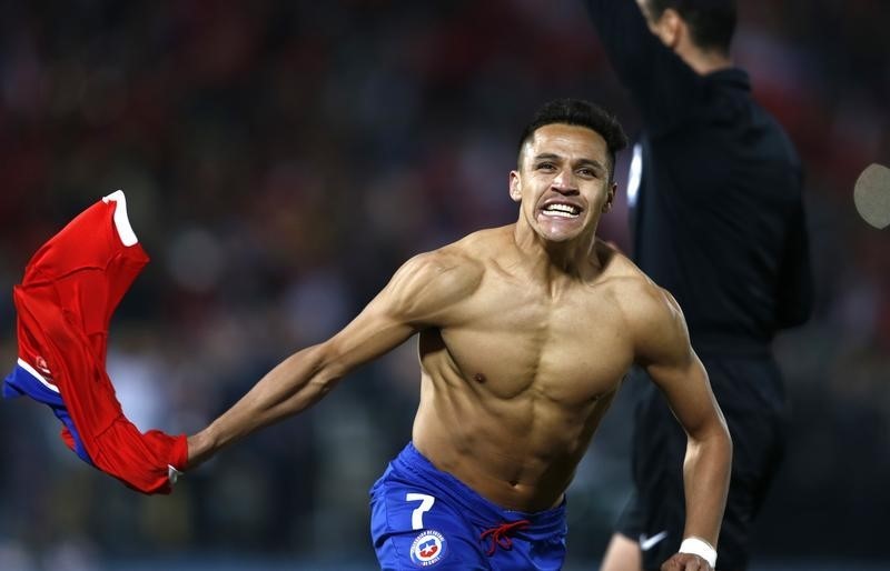 © Reuters. Chile's Alexis Sanchez celebrates after scoring the winning penalty kick in their Copa America 2015 final soccer match against Argentina at the National Stadium in Santiago