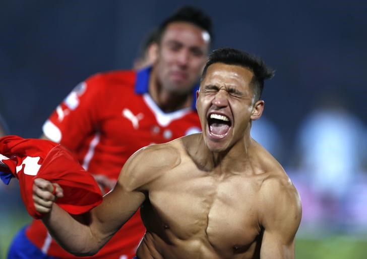 © Reuters. Alexis Sanchez comemora após pênalti que deu título da Copa América ao Chile