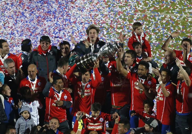 © Reuters. تشيلي تحرز كأس كوبا أمريكا لأول مرة على حساب الأرجنتين