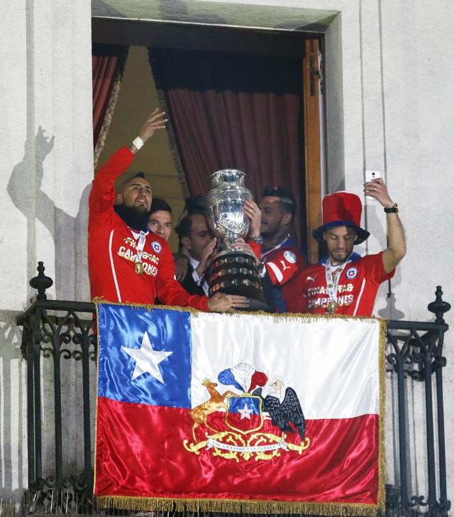 © Reuters. Chile vence a Argentina en los penaltis y gana la Copa América por primera vez
