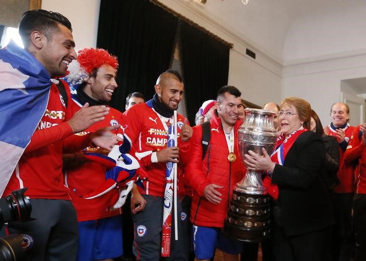 © Reuters. La selección chilena festeja la Copa América en el palacio presidencial